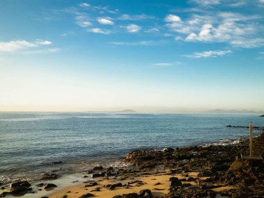 Playa Blanca plajından okyanus manzarası, Lanzarote Adası, Kanarya takımadaları. Doğanın güzelliği.