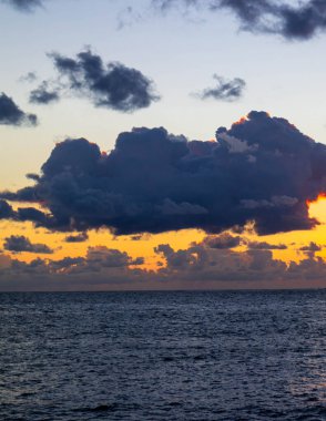 Akdeniz üzerinde güzel gün doğumu veya gün batımı gökyüzü.