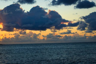 Akdeniz üzerinde güzel gün doğumu veya gün batımı gökyüzü.