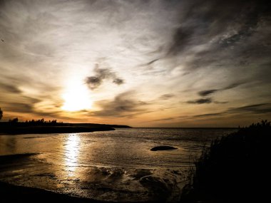 Vistula Spit 'te gün batımı. Frombork City yakınlarında. Seyahat ve doğa kavramı. Kuzey Polonya.