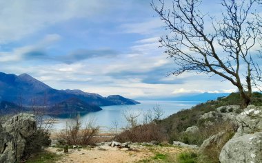 Karadağ 'daki Lovcen dağları ve Skadar Gölü. Doğanın güzelliği. Sonbahar mevsimi.