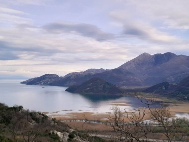 Karadağ 'daki Lovcen dağları ve Skadar Gölü. Doğanın güzelliği. Sonbahar mevsimi.