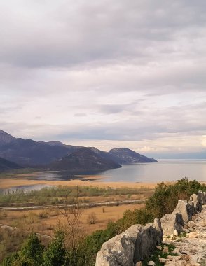 Rumija Dağları ve Skadar Gölü. Karadağ turizm sezonu dışında.