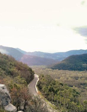 Skadar Gölü yakınlarındaki Rumija Dağları 'ndan geçen yol. Karadağ turizm sezonu dışında.