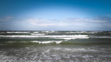 Baltık Denizi. Boşluğu mavi gökyüzünde kopyala.