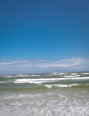 Baltık Denizi. Boşluğu mavi gökyüzünde kopyala.