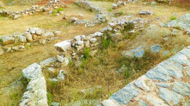 Makedonya 'nın Plaoshnik manastırı bölgesindeki harabeler. Mimarlık ve keşif konsepti.