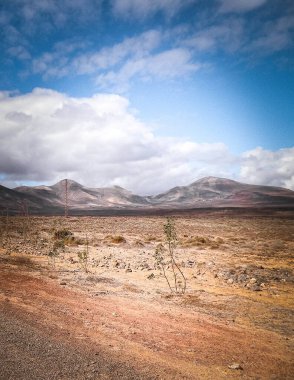 Çöl ve dağlar Lanzarote adasının tipik bir manzarasıdır. Kanarya Adaları takımadaları.