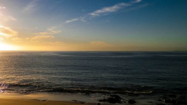 Playa Blanca plajından okyanus manzarası, Lanzarote Adası, Kanarya takımadaları. Doğanın güzelliği.
