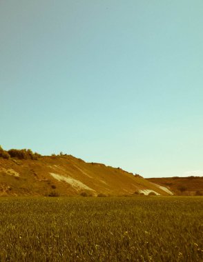 Maden bölgesindeki çakıl ocağı. Kuzey Polonya. Gökyüzündeki boşluğu kopyala. Doğal çevre keşfi konsepti. Sanatsal soyut filtre tonu.