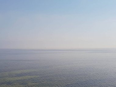 Baltık Denizi 'nin deniz manzarası göz kamaştırıcı. Uzayı ufuk üzerine kopyala.