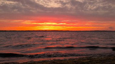 Baltık Denizi üzerinde güzel bir gün doğumu. Polonya Gdansk Körfezi. Doğanın güzelliği konsepti.