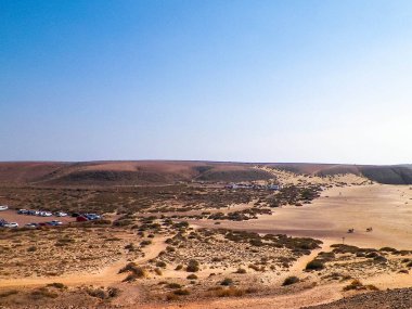 Güneşli bir günde Lanzarote Adası 'nda çöl. Boşluğu mavi gökyüzünde kopyala.