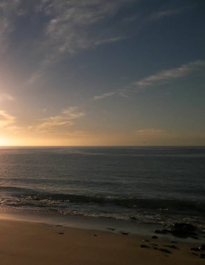 Playa Blanca plajından okyanus manzarası, Lanzarote Adası, Kanarya takımadaları. Doğanın güzelliği.