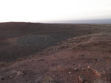Montaa Roja Lanzarote adası Kanarya Takımadası 'nın tepesinde volkan krateri.