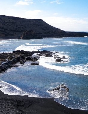 El Golfo plajındaki uçurumlar. Lanzarote Adası. Popüler turistik cazibe.