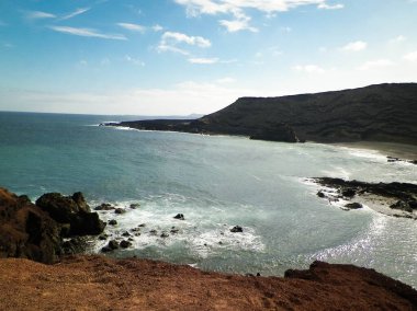 El Golfo plajındaki uçurumlar. Lanzarote Adası. Popüler turistik cazibe.