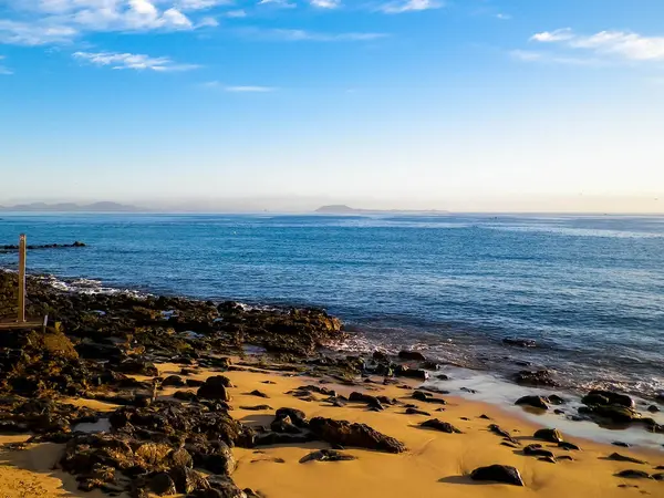 Playa Blanca plajından okyanus manzarası, Lanzarote Adası, Kanarya takımadaları. Doğanın güzelliği.
