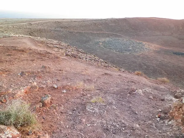 Montaa Roja Lanzarote adası Kanarya Takımadası 'nın tepesinde volkan krateri