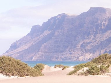 Lanzarote Adası 'ndaki Sandy Beach Caleta de Famara. Kanaryalar. Sörfçüler arasında ikonik bir yer.