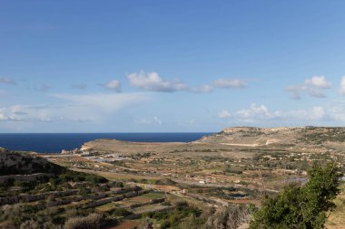 Marfa Yarımadası manzarası. Malta 'nın kuzeyi.