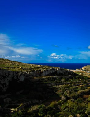 Marfa Yarımadası manzarası. Malta 'nın kuzeyi.