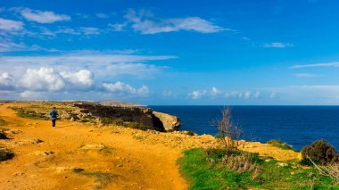 Marfa Yarımadası 'nda yürüyen bir turist. Malta 'nın kuzeyi.