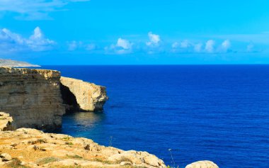 Marfa yarımadasındaki kayalıklardan Akdeniz manzarası. Malta Adası.