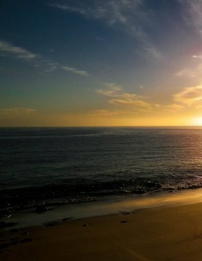 Playa Blanca plajından okyanus manzarası, Lanzarote Adası, Kanarya takımadaları. Doğanın güzelliği.