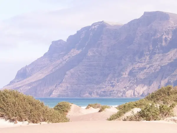 Lanzarote Adası 'ndaki Sandy Beach Caleta de Famara. Kanaryalar. Sörfçüler arasında ikonik bir yer.