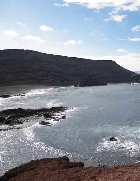 El Golfo plajındaki uçurumlar. Lanzarote Adası. Popüler turistik cazibe.