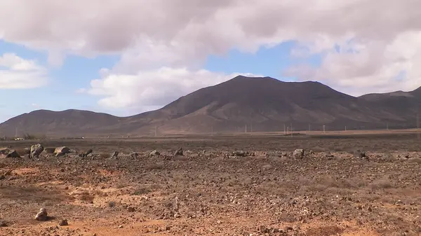 Lanzarote Adası 'ndaki çölün üzerinde. Mars manzara gibi..
