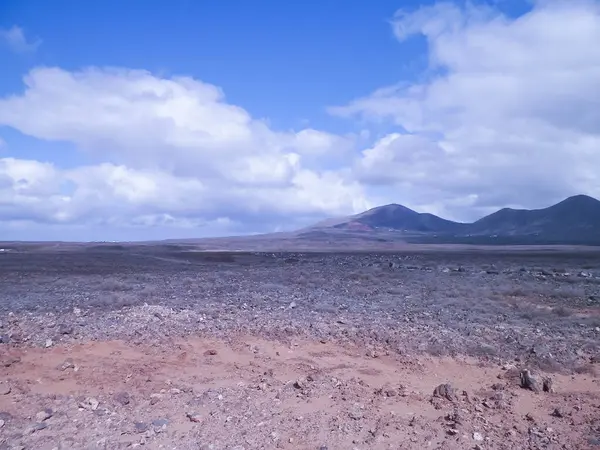 Lanzarote Adası 'ndaki çölün üzerinde. Mars manzara gibi..