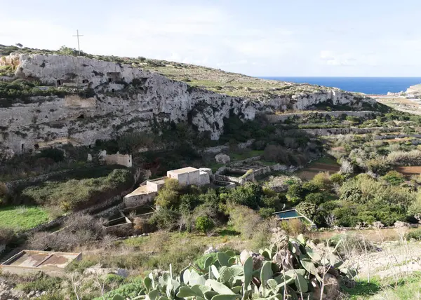 Melliea 'da Mağara Yatılı. Malta. Turistik bir yer.