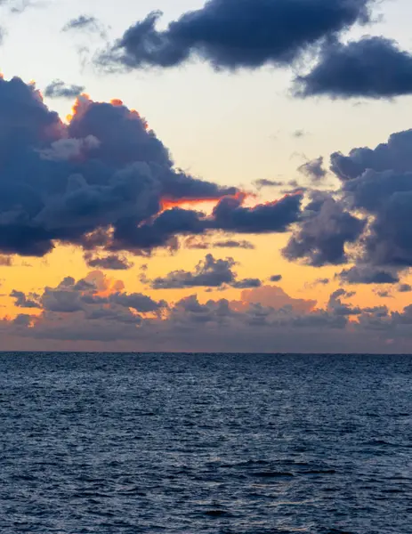 Akdeniz üzerinde güzel gün doğumu veya gün batımı gökyüzü.