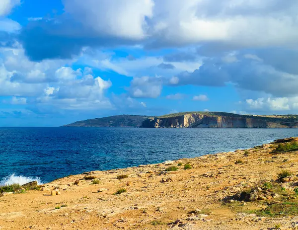 Çöl, Malta 'nın kıyı bölgesi. Marfa Yarımadası. Akdeniz.