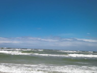 Baltık Denizi. Boşluğu mavi gökyüzünde kopyala.