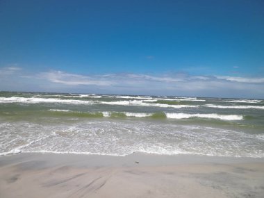 Baltık Denizi. Boşluğu mavi gökyüzünde kopyala.