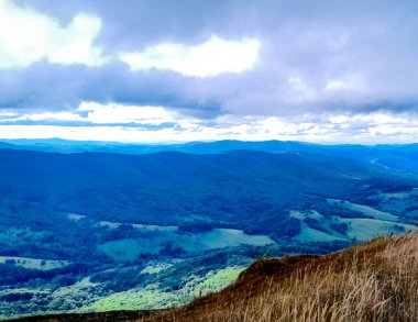 Dağın tepesinden Bieszczady 'nin güzel manzarası. Dağ turizmi.