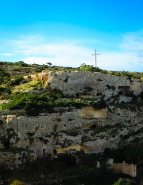 Melliea 'da Mağara Yatılı. Malta. Turistik bir yer.