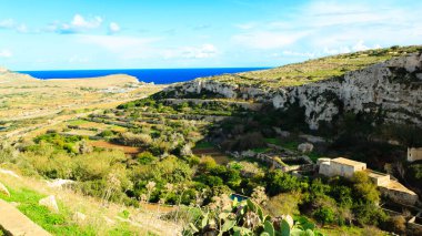Melliea 'da Mağara Yatılı. Malta. Turistik bir yer.