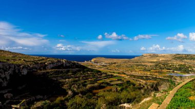 Marfa Yarımadası manzarası. Malta 'nın kuzeyi.