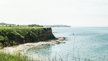 Karadeniz kıyılarındaki uçurumlar. Romanya 'nın Vama Veche kentinde kayalıkların manzarası ve plaj. Doğa ve seyahat kavramı.