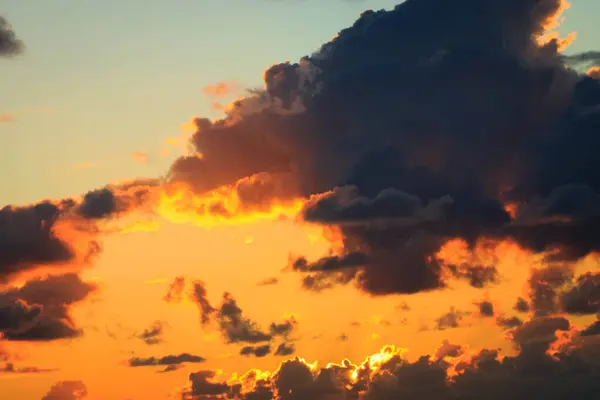 İnanılmaz gün batımı ya da gün doğumu gökyüzü. Güneşin ışığında bulutlar. Çarpıcı görünüm.