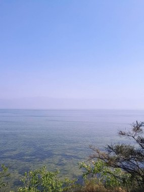 Polonya 'daki Pucka Körfezi' nin temiz su manzarası çok güzel. Pucka Körfezi 'nin doğal koşulları biliniyor. Temiz su ve güzel manzaralar..