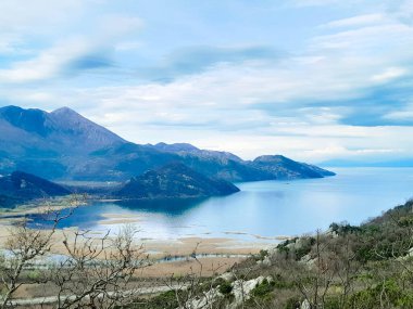 Karadağ 'daki Lovcen dağları ve Skadar Gölü. Doğanın güzelliği. Sonbahar mevsimi.