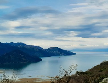 Karadağ 'daki Lovcen dağları ve Skadar Gölü. Doğanın güzelliği. Sonbahar mevsimi.