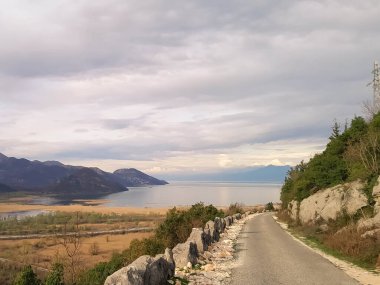 Rumija Dağları ve Skadar Gölü. Karadağ turizm sezonu dışında.