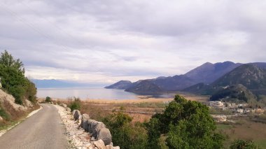 Karadağ 'daki Lovcen dağları ve Skadar Gölü. Doğanın güzelliği. Sonbahar mevsimi.