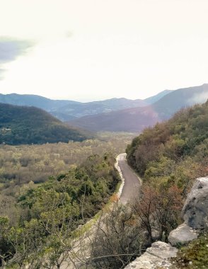 Skadar Gölü yakınlarındaki Rumija Dağları 'ndan geçen yol. Karadağ turizm sezonu dışında.